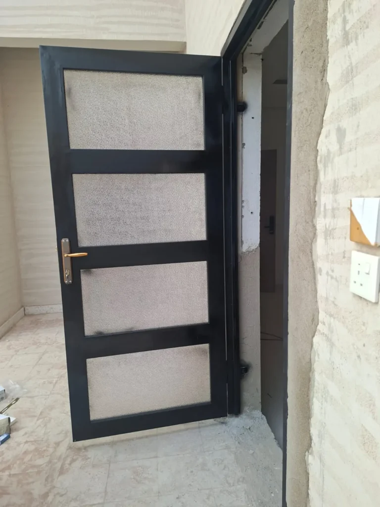 باب حديد أسود بألواح زجاج مصنفر