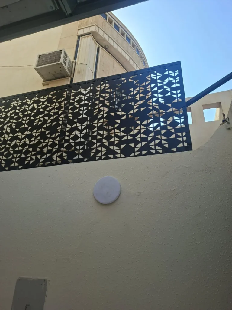 ساتر حديد بنقشة مثلثات هندسية مركب أعلى الجدار